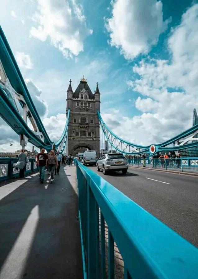 Apartamento New Tower Bridge , Canada Water 2 Bedroom Flat With A View *