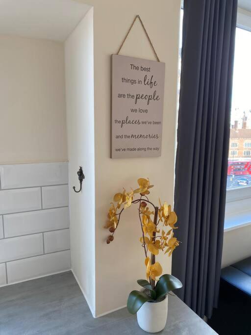 2 Bedroom Flat In Kensington. Appartement