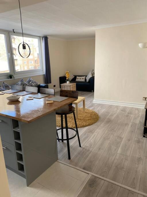 Appartement 2 Bedroom Flat In Kensington. *