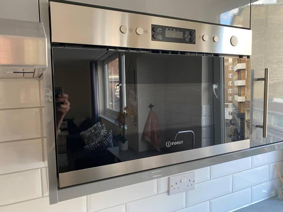 2 Bedroom Flat In Kensington. *