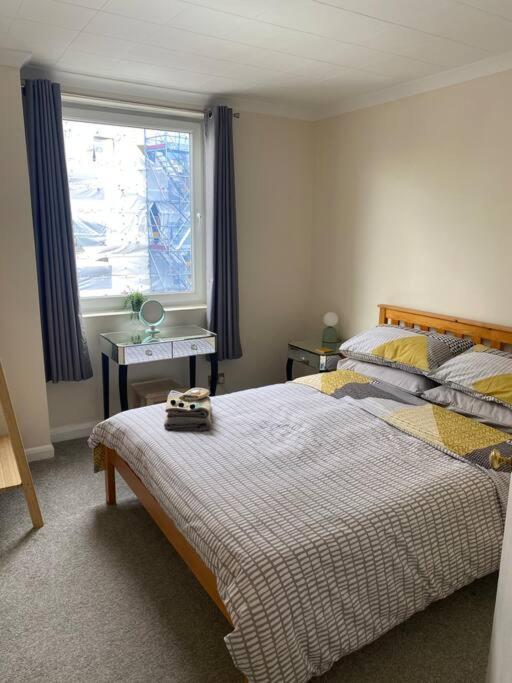2 Bedroom Flat In Kensington.