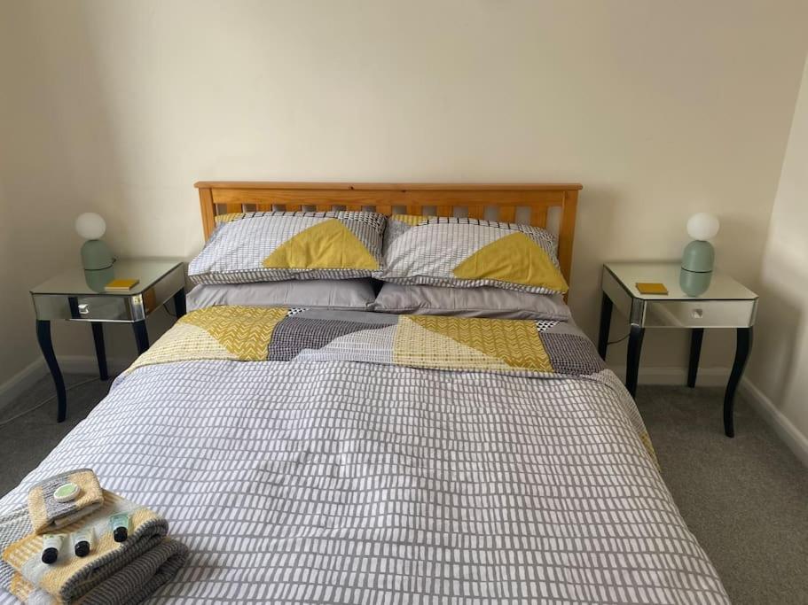 2 Bedroom Flat In Kensington. *