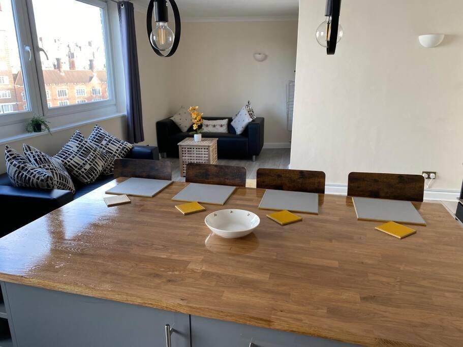 2 Bedroom Flat In Kensington. *