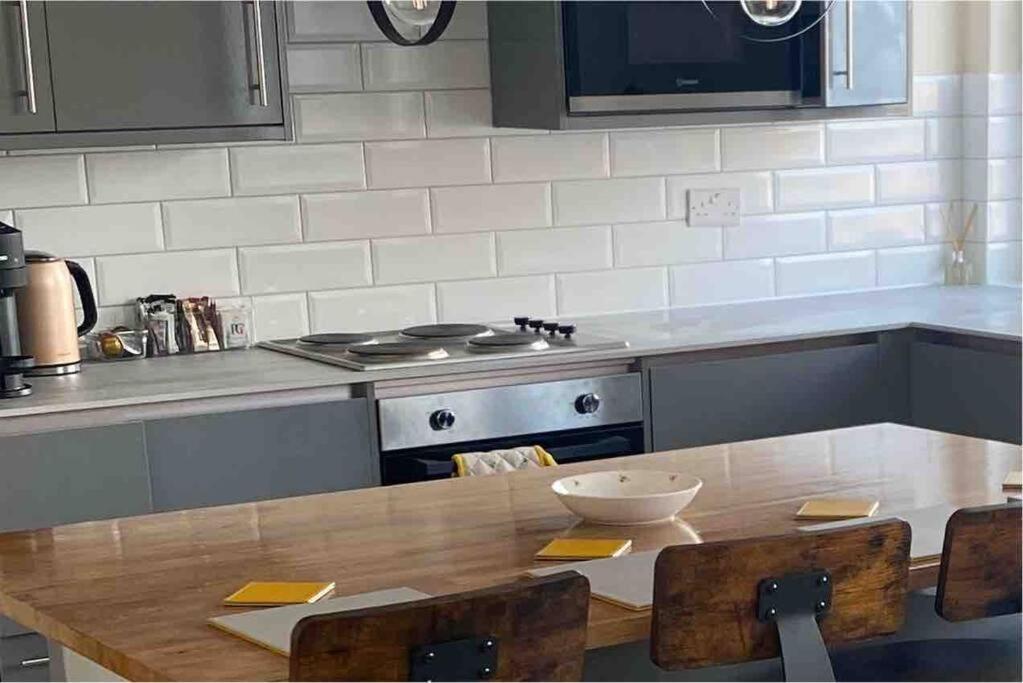 2 Bedroom Flat In Kensington. Appartement *