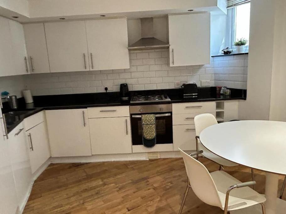 Apartment One Bed Near The River Thames. *
