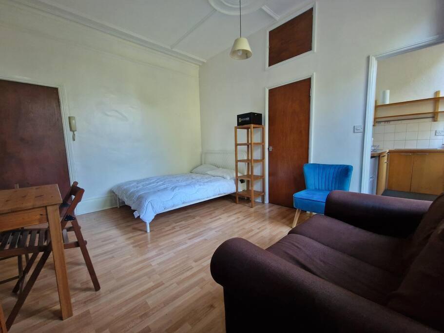 Bright Well Located Flat *