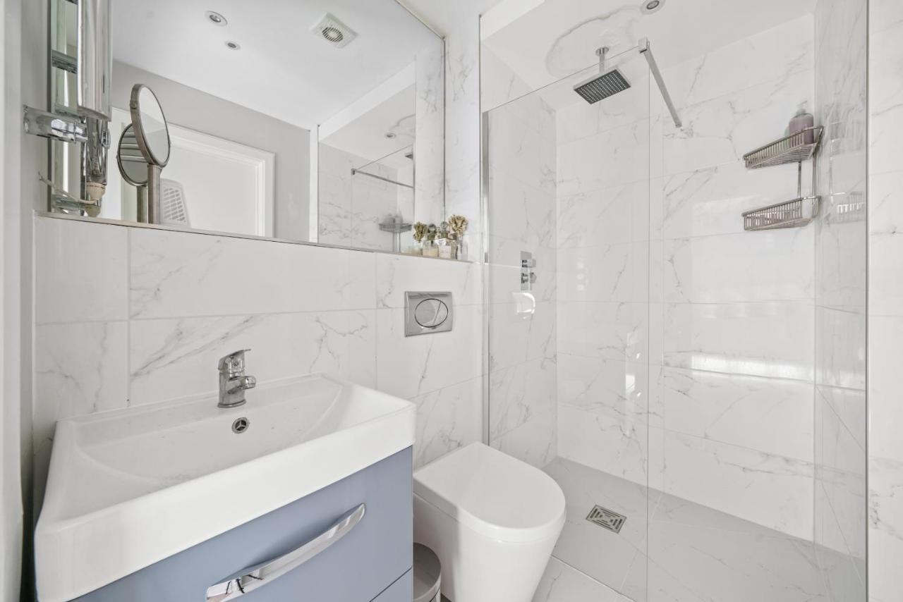 Captivating 3-bed House In Holland Park Hébergement de vacances *