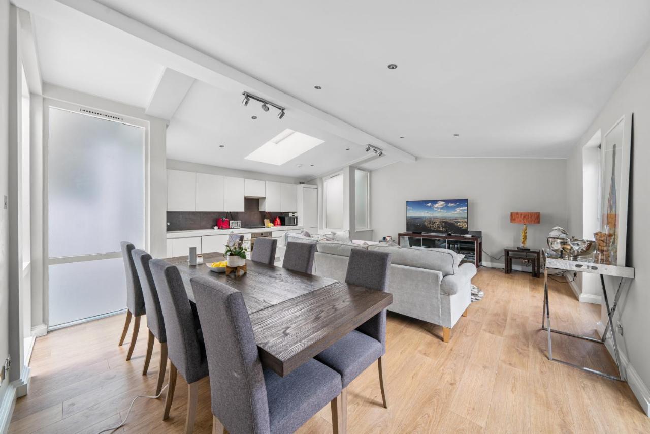 Captivating 3-bed House In Holland Park Hébergement de vacances Londres