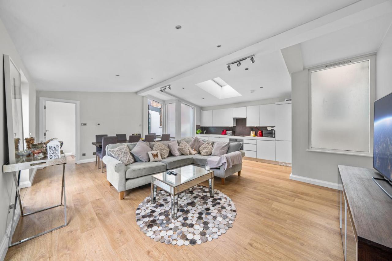 Captivating 3-bed House In Holland Park Hébergement de vacances Londres