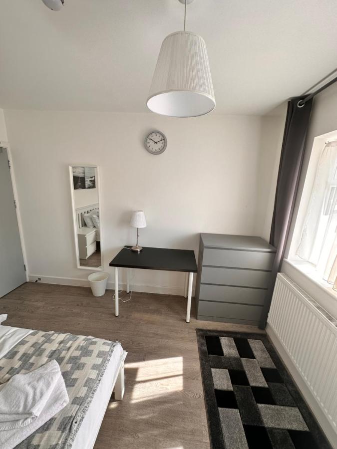 Double And Single In Bromley By Bow Pensión
