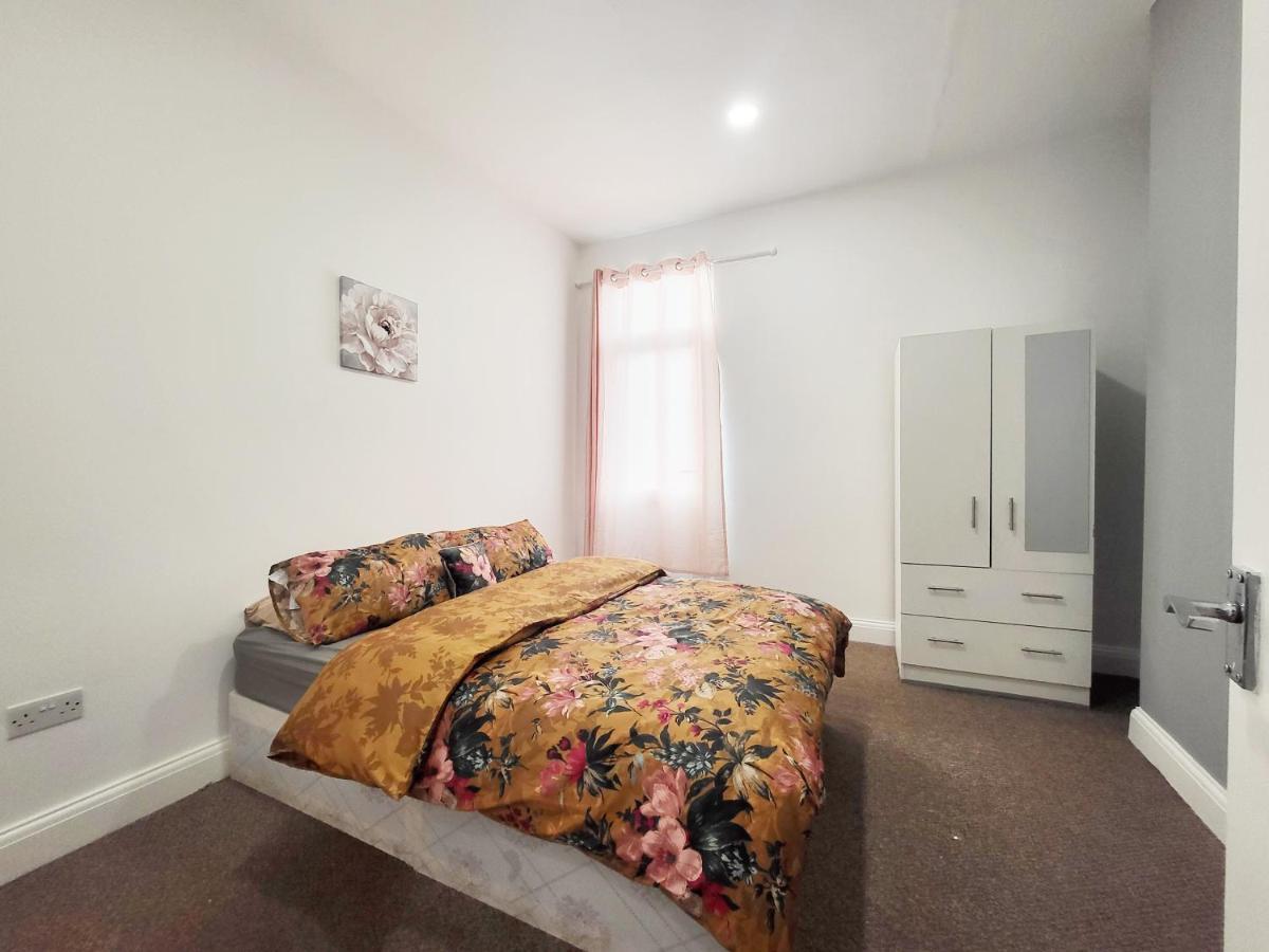 York Road 1 Bed *