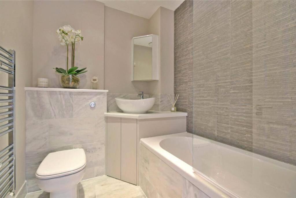 Luxury 3 Bed - Huge Outdoor Terrace & Amazing Transport Links Appartement