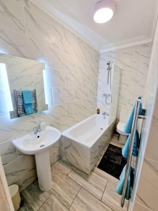 Charming With Private Balcony, On 1st Floor, With 2 Bathrooms, 3 Min Walk To Earl's Court Station Apartamento Londres