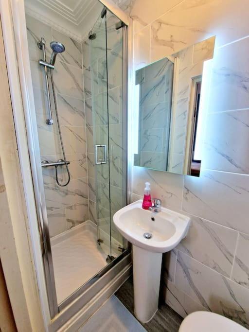 Apartamento Charming With Private Balcony, On 1st Floor, With 2 Bathrooms, 3 Min Walk To Earl's Court Station *