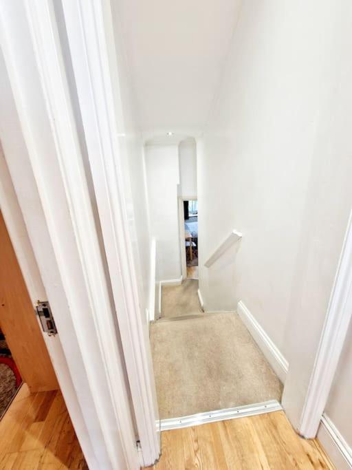Charming With Private Balcony, On 1st Floor, With 2 Bathrooms, 3 Min Walk To Earl's Court Station Londres
