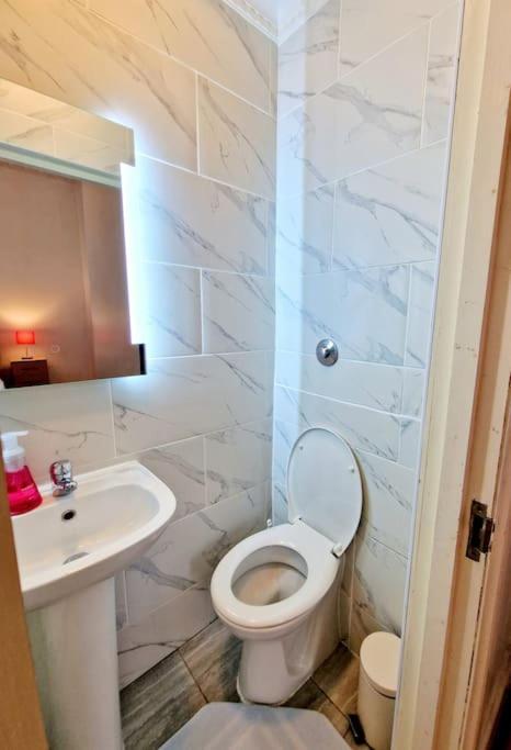 Apartamento Charming With Private Balcony, On 1st Floor, With 2 Bathrooms, 3 Min Walk To Earl's Court Station