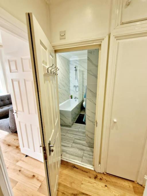 Charming With Private Balcony, On 1st Floor, With 2 Bathrooms, 3 Min Walk To Earl's Court Station Apartamento Londres