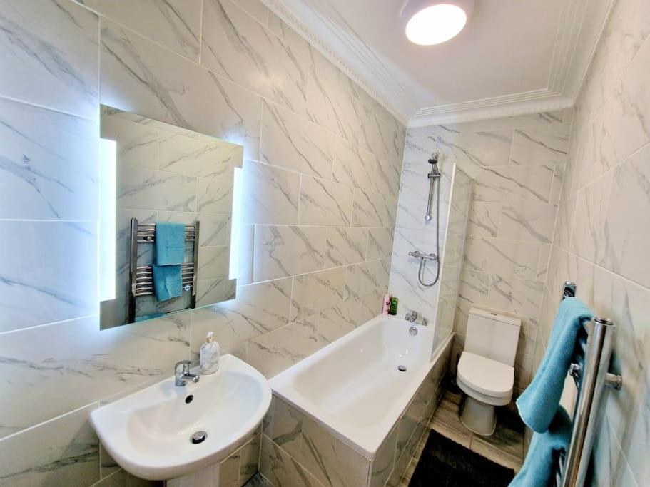 Charming With Private Balcony, On 1st Floor, With 2 Bathrooms, 3 Min Walk To Earl's Court Station