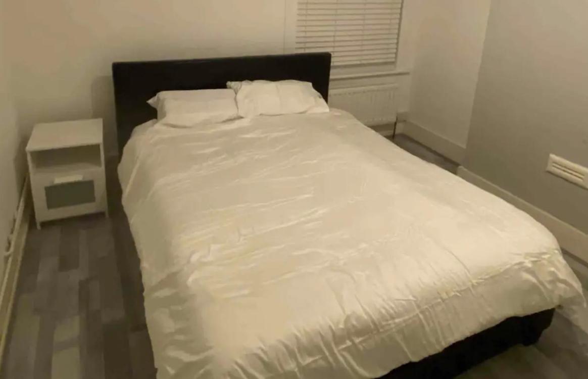 Double And Single Bedrooms In Flat * London