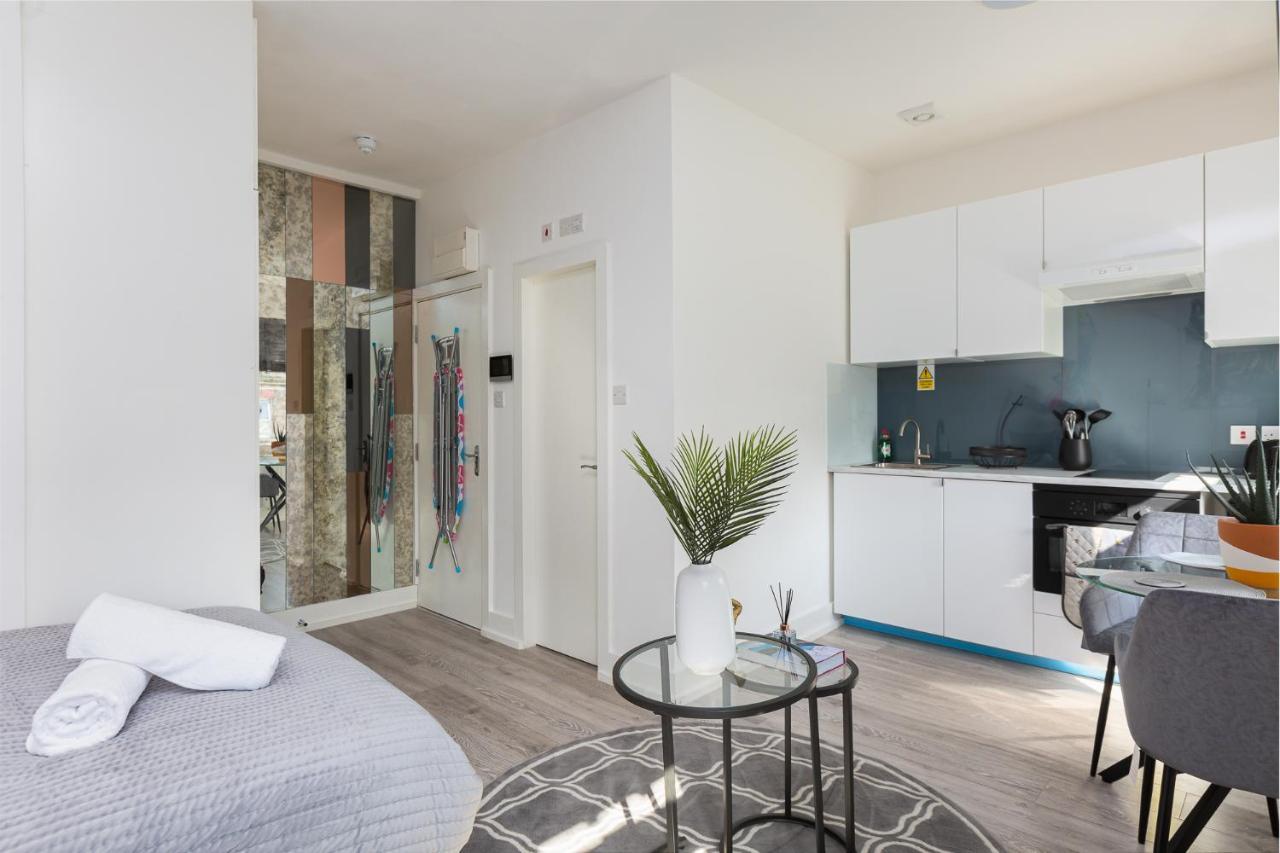 Apartment Apt, 8 Min Walk From Tube 3 *