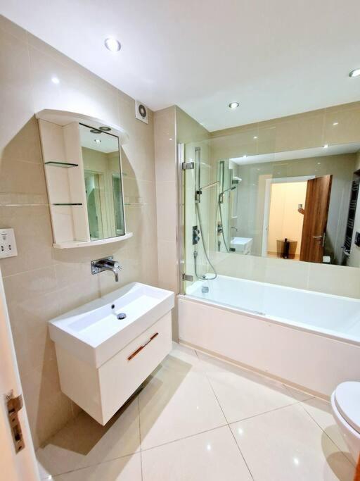 Modern Hyde Park With Private Entrance & Private Back Patio Near Bayswater & Paddington Stations Appartement *
