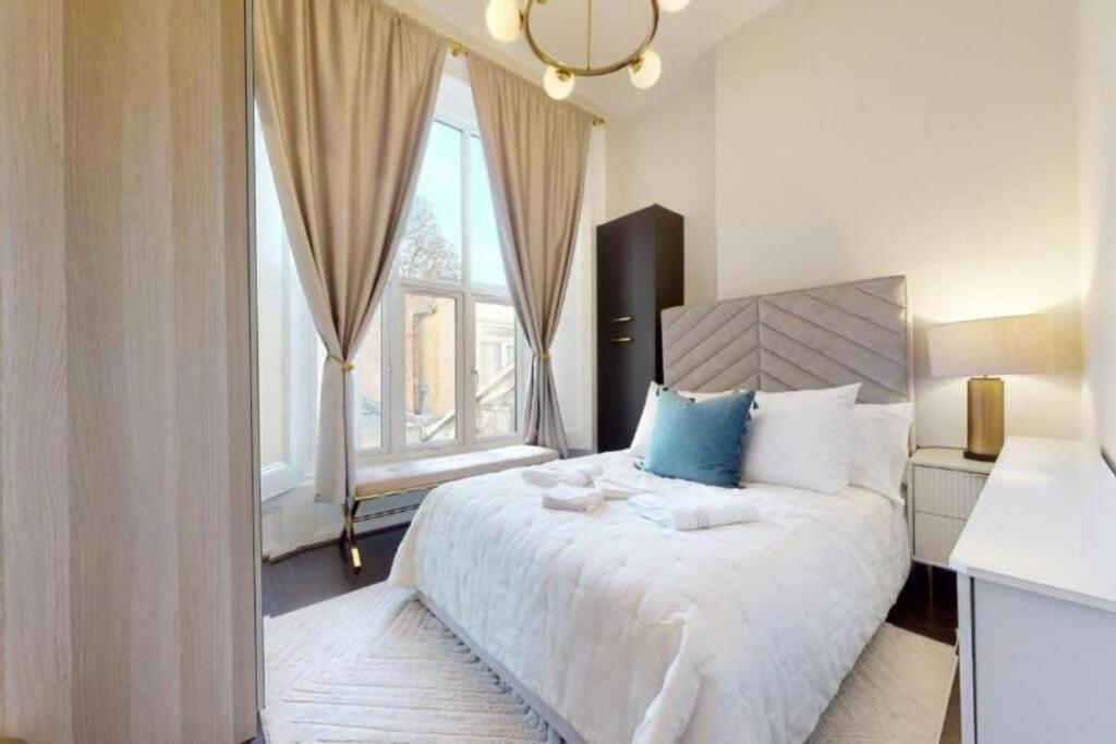 Stunning Hyde Park With Private Balcony & Lift Elevator Access Apartment *