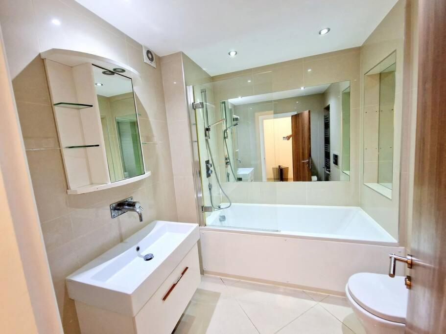 Appartement Modern Hyde Park With Private Entrance & Private Back Patio Near Bayswater & Paddington Stations