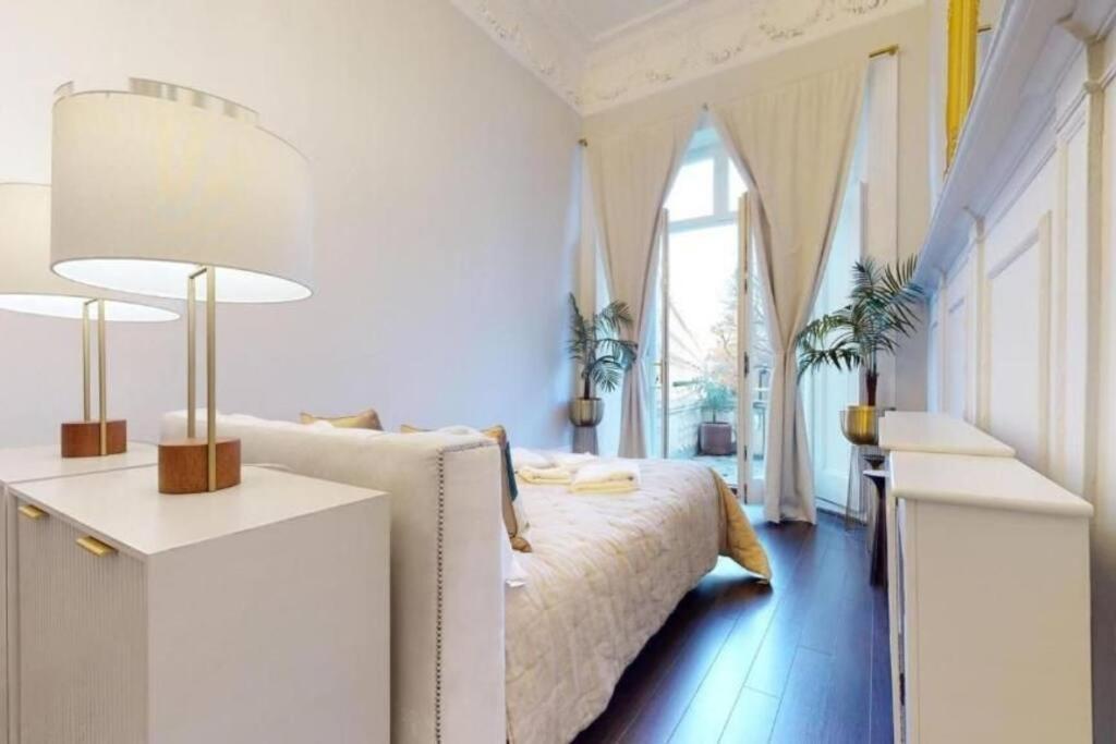Stunning Hyde Park With Private Balcony & Lift Elevator Access Apartment