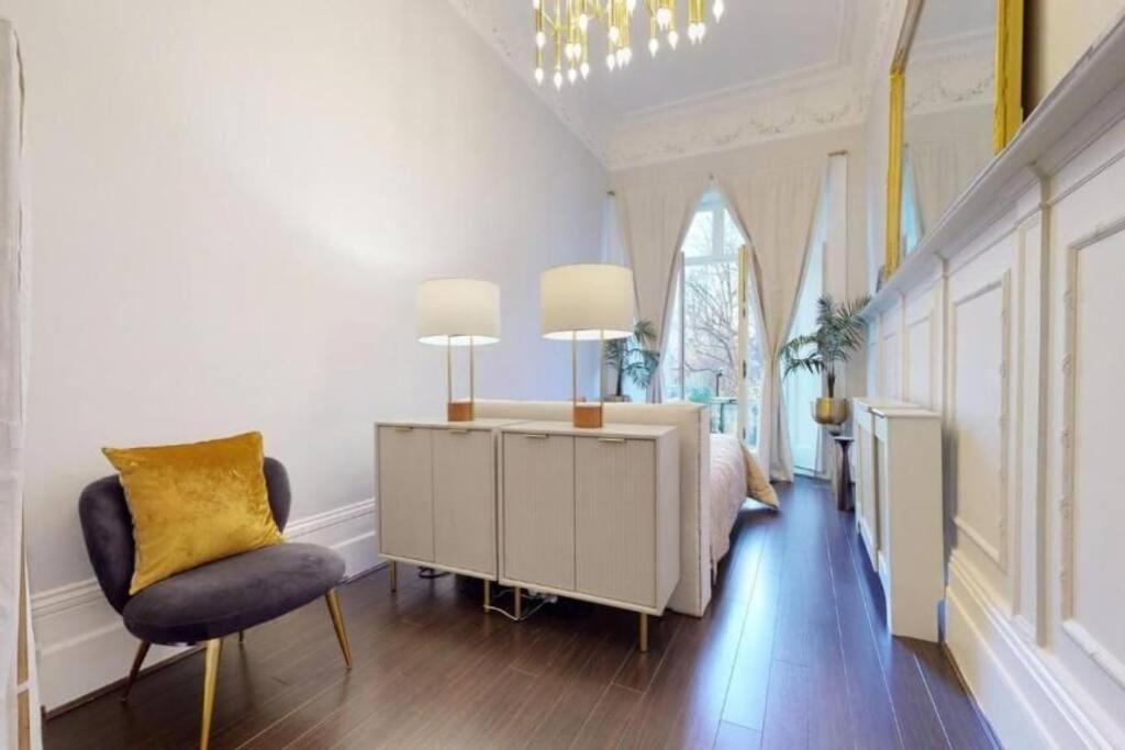 Stunning Hyde Park With Private Balcony & Lift Elevator Access Apartment