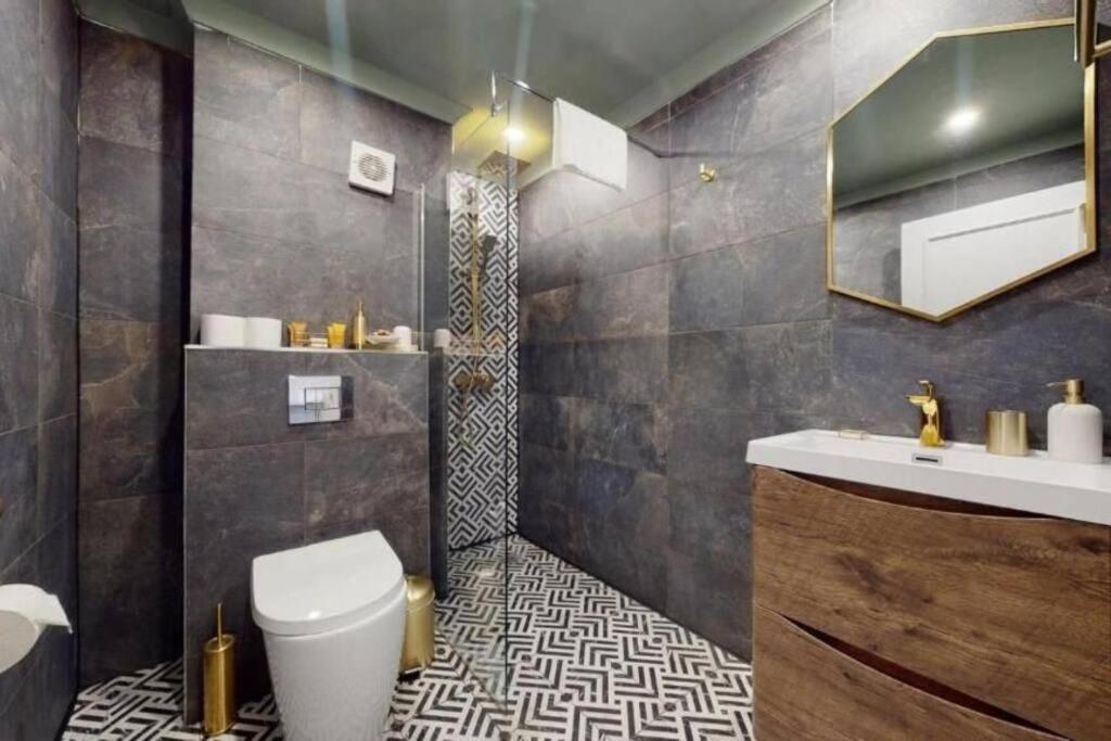Stunning Hyde Park With Private Balcony & Lift Elevator Access *