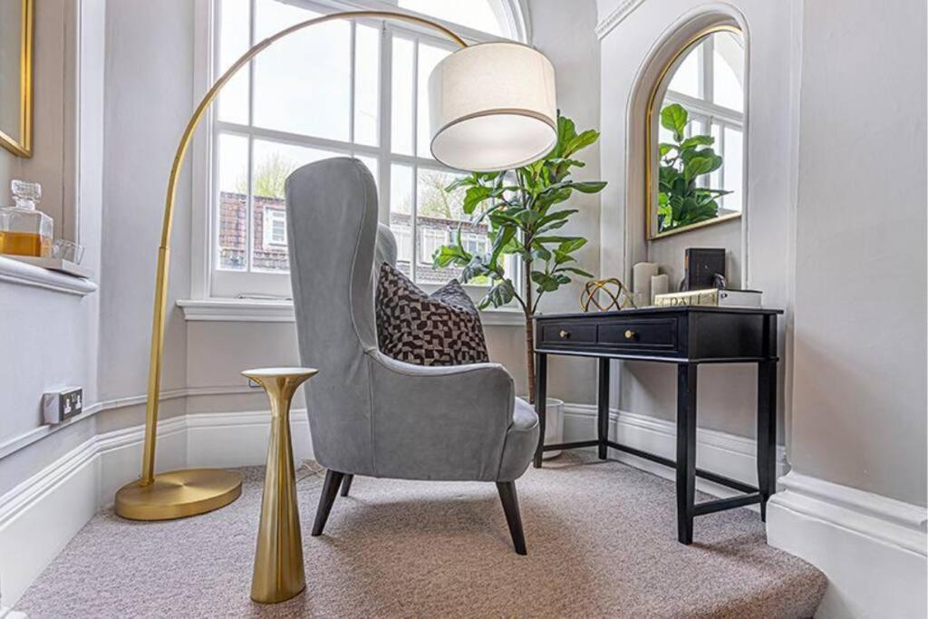 Stunning Hyde Park With Private Balcony & Lift Elevator Access Apartment *