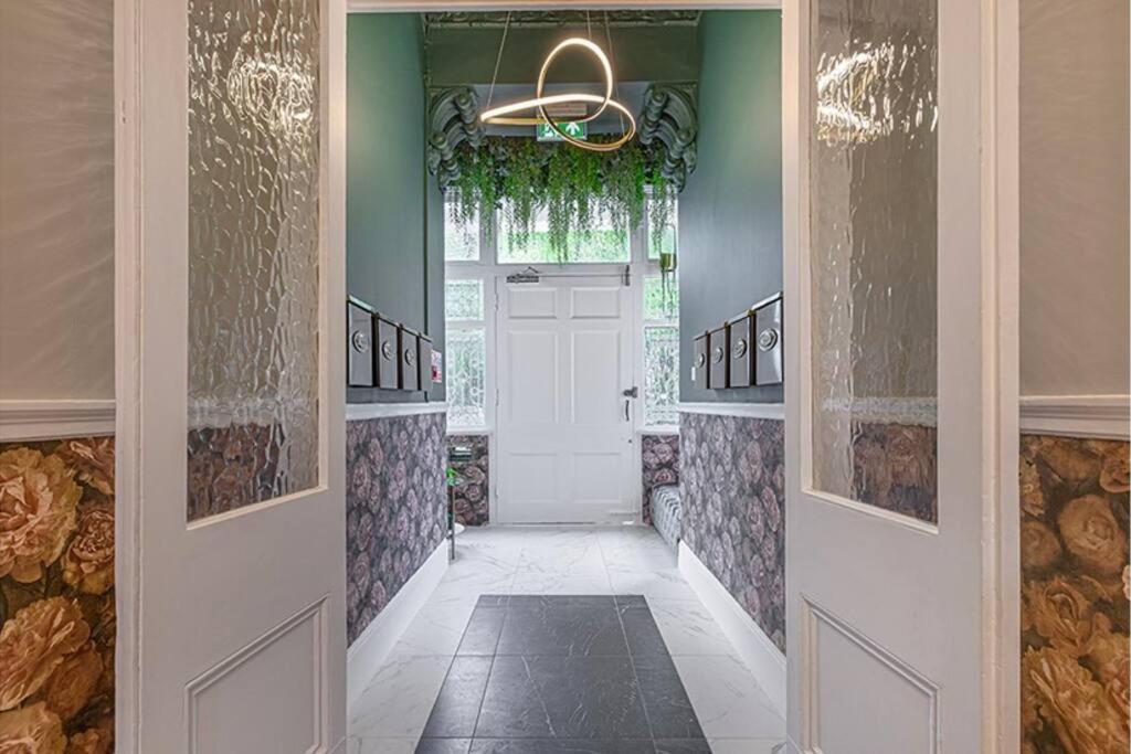 Stylish Hyde Park By Tube Stations With Elevator