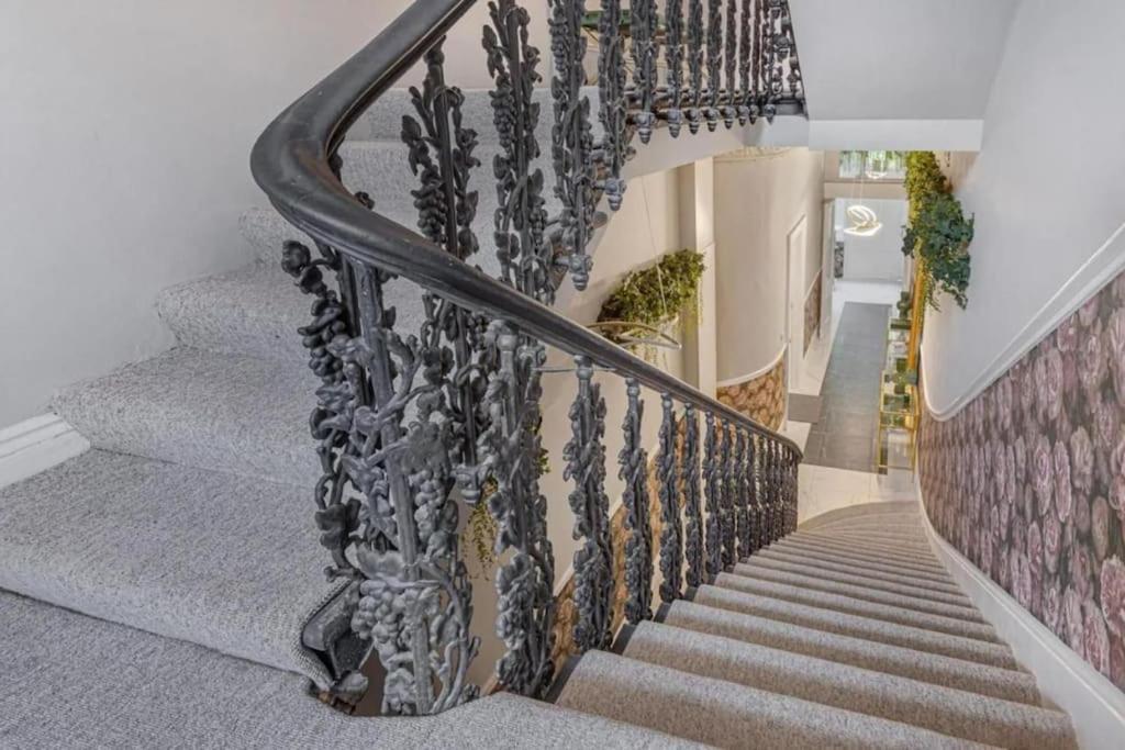 Gorgeous Hyde Park With Elevator Access By Tube Metro Stations Londres