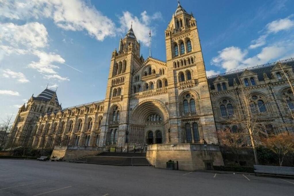 Gorgeous Hyde Park With Elevator Access By Tube Metro Stations Londres