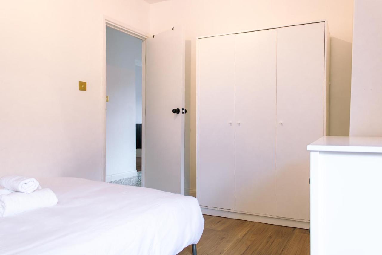 4 Bedroom Near Centre 2-min Walk To Metro !! Business & Family Friendly!! Londen
