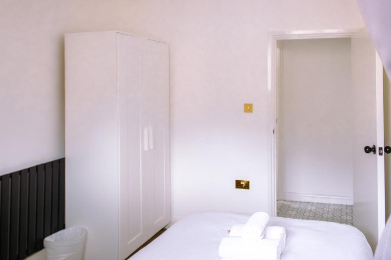 4 Bedroom Near Centre 2-min Walk To Metro !! Business & Family Friendly!!