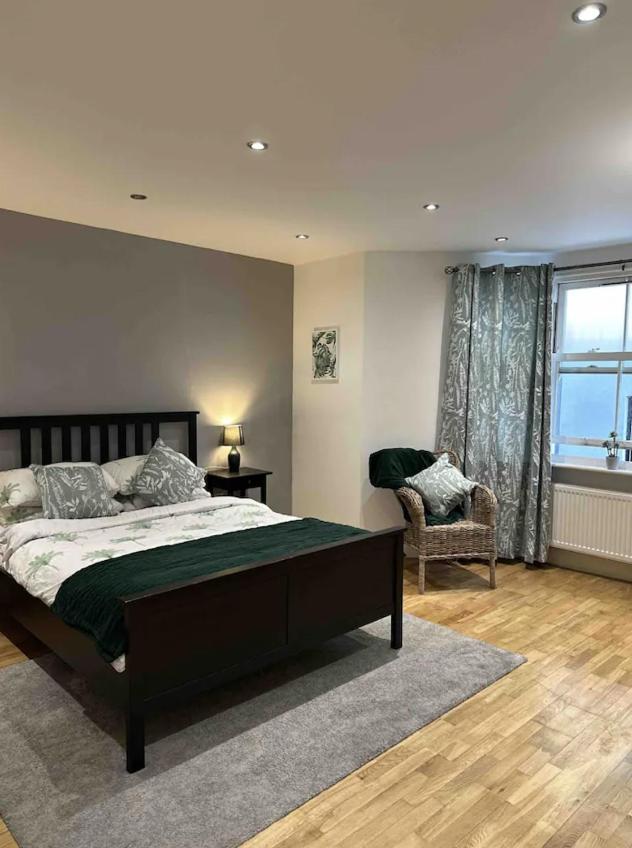 One Bed Near The River Thames. Apartment London