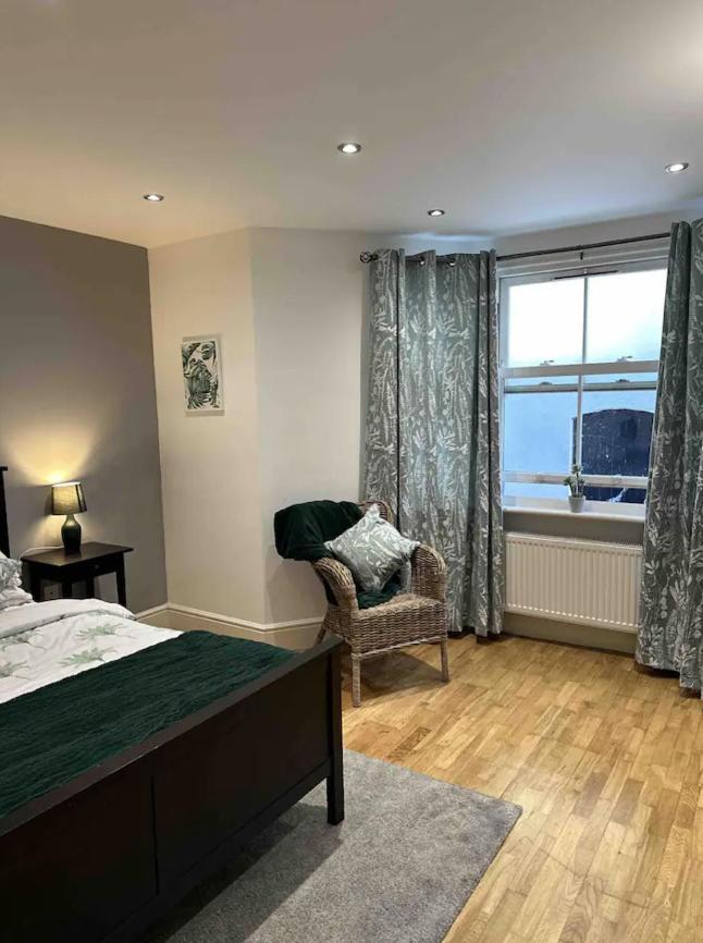 One Bed Near The River Thames. Apartment London