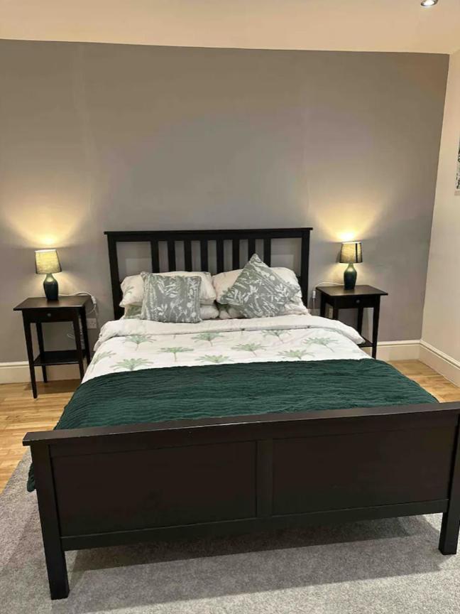 One Bed Near The River Thames. *
