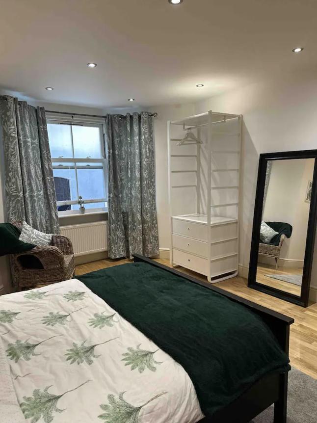 One Bed Near The River Thames. Apartment