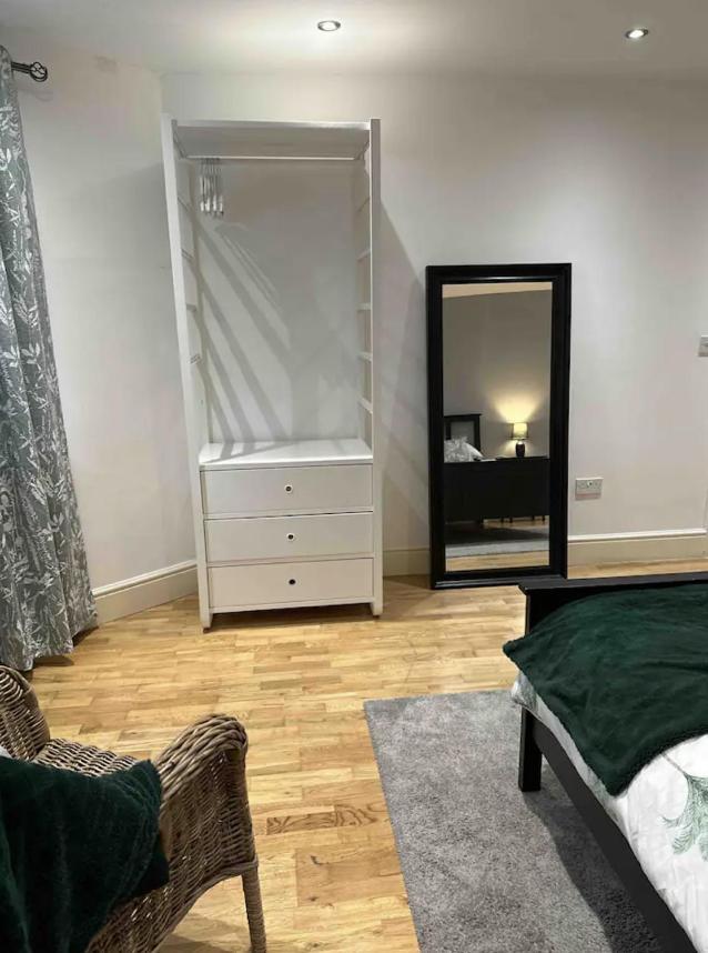 One Bed Near The River Thames. *