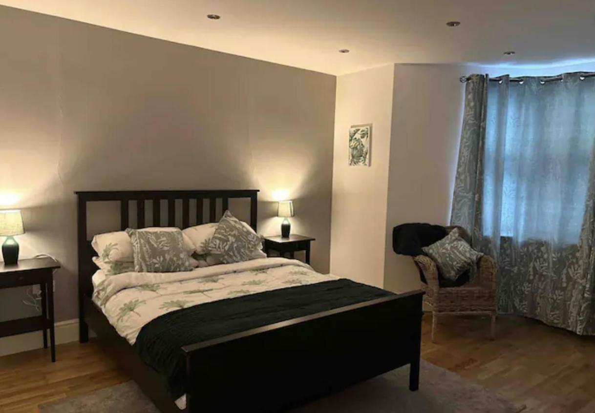 One Bed Near The River Thames. Apartment *