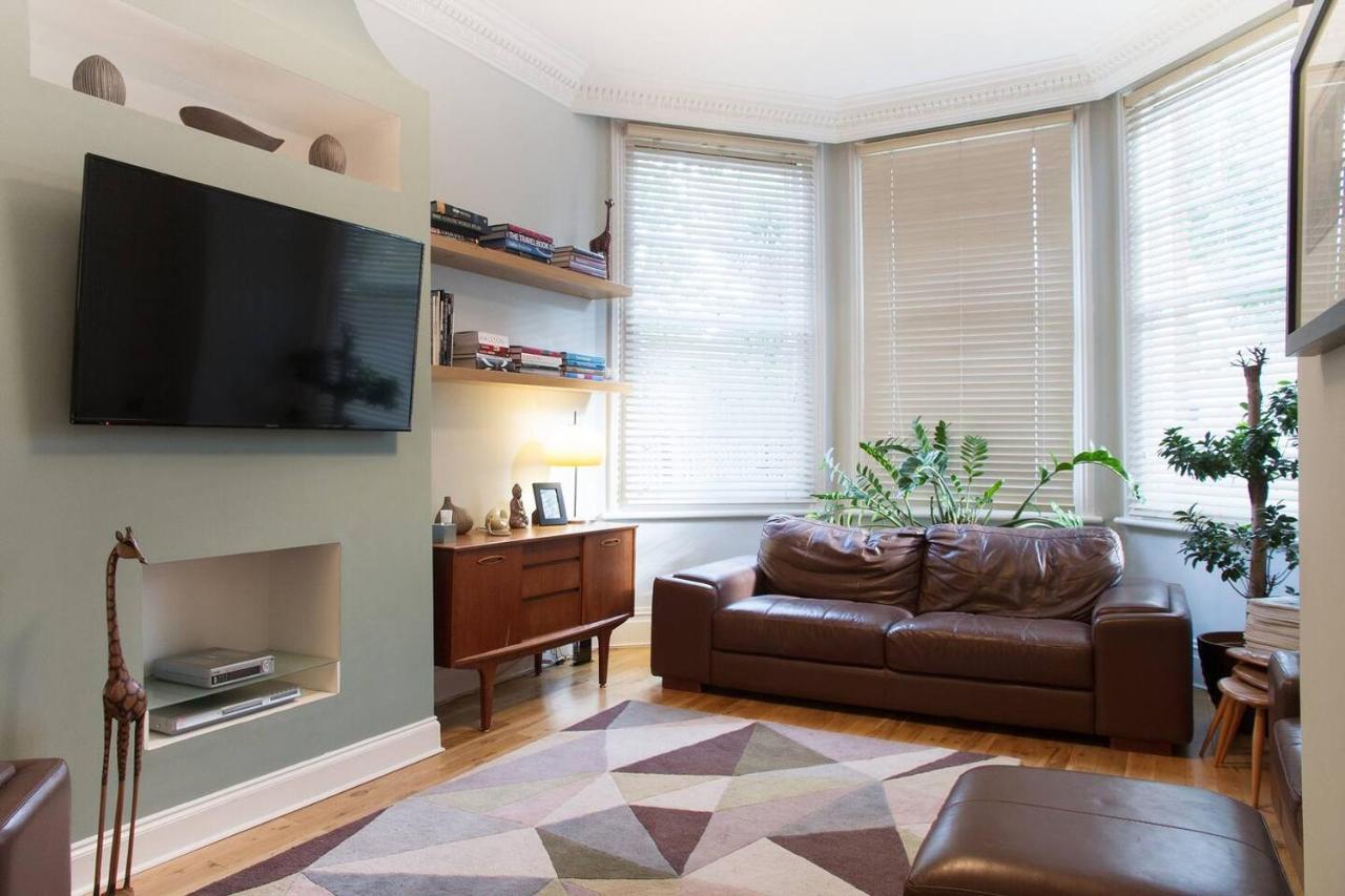 Bright & Spacious Modern 2 Bedroom Apartment *