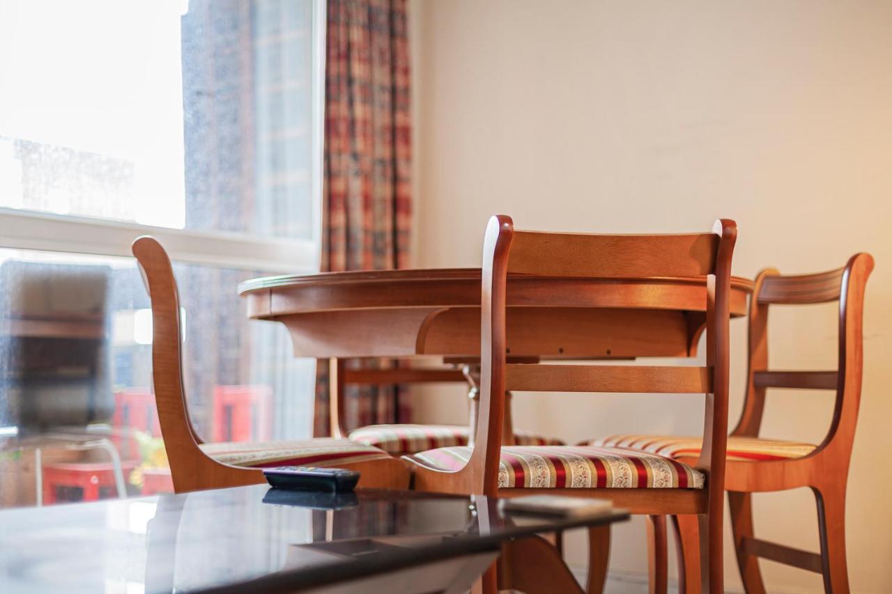 Modern Flat Wbalcony & View, East Apartment London