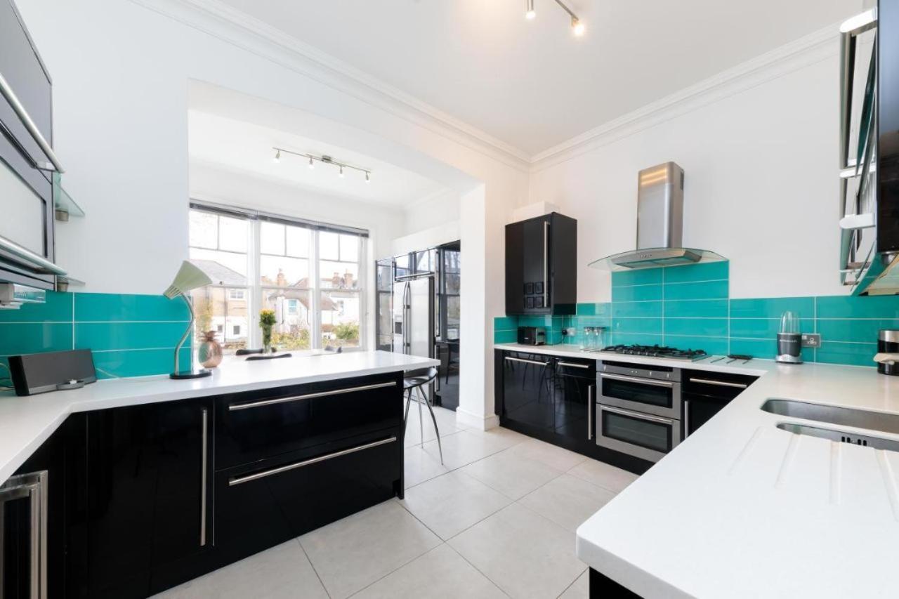 Bright & Spacious Modern 2 Bedroom