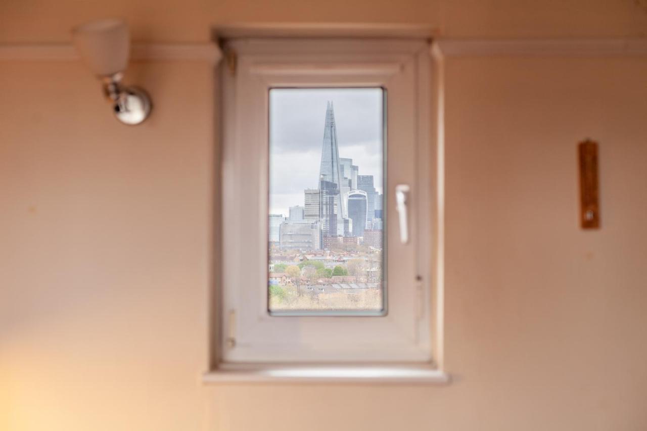Modern Flat Wbalcony & View, East London