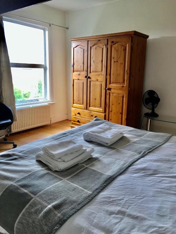 Spacious 3 Bed Flat In South West Appartement Londres