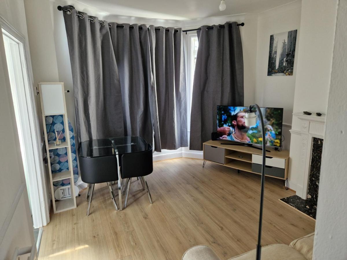 A Lovely One Bedroom In Hither Lane Apartamento