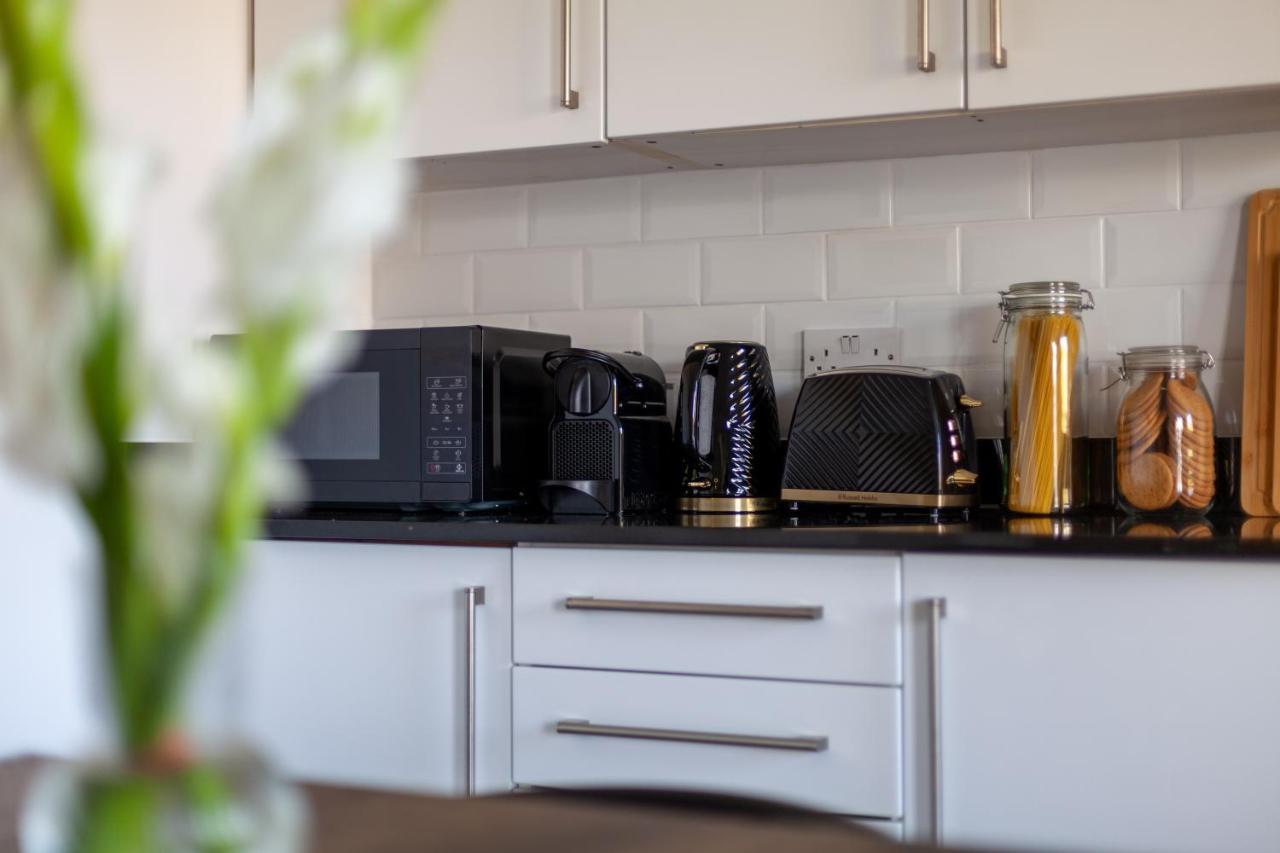 Arte - 3-bed 3-bath Nordic Style Minimalistic Flat, Hackney Downs Station 2 Min Walk, Great Location, Parking, Weekly Or Monthly Stays, Serviced - 6 People London