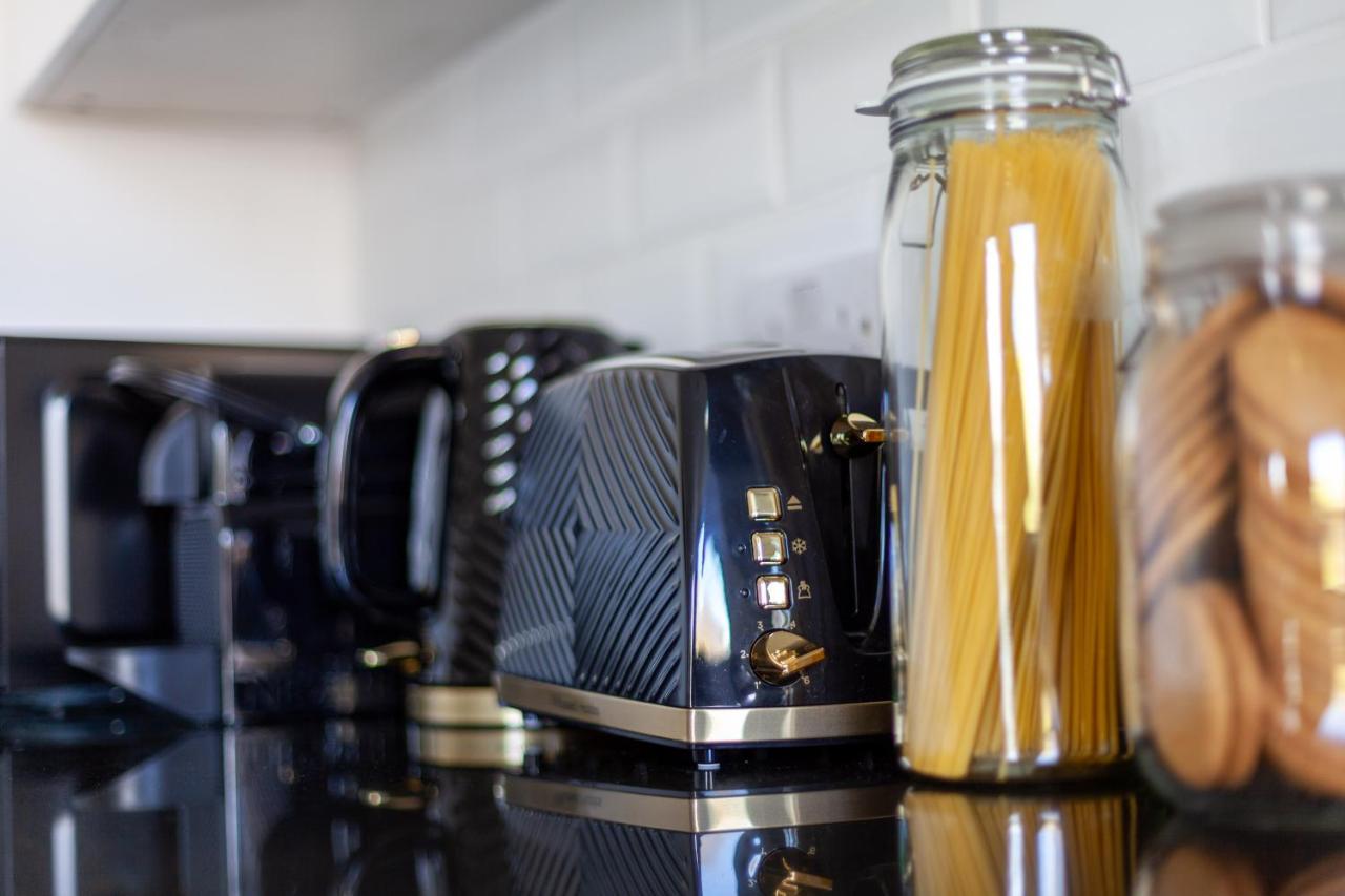 Arte - 3-bed 3-bath Nordic Style Minimalistic Flat, Hackney Downs Station 2 Min Walk, Great Location, Parking, Weekly Or Monthly Stays, Serviced - 6 People London